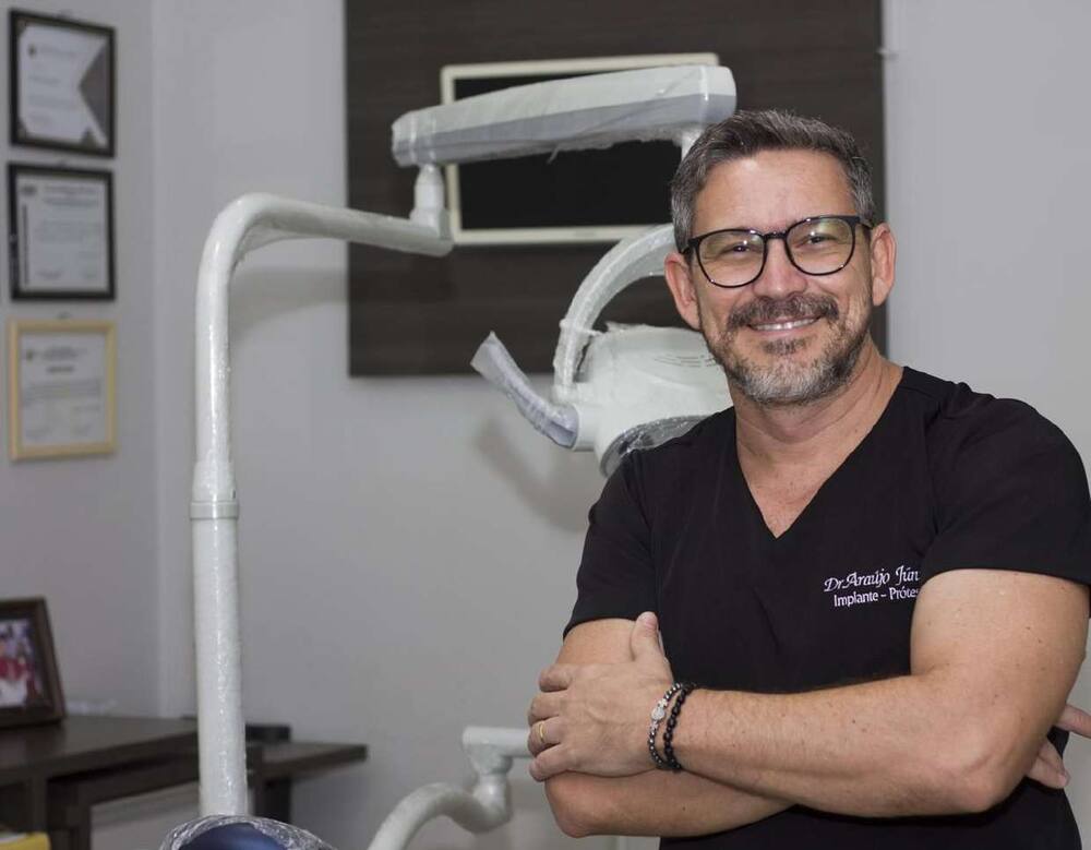 Dr. Araújo Júnior estudando um caso clínico no consultório