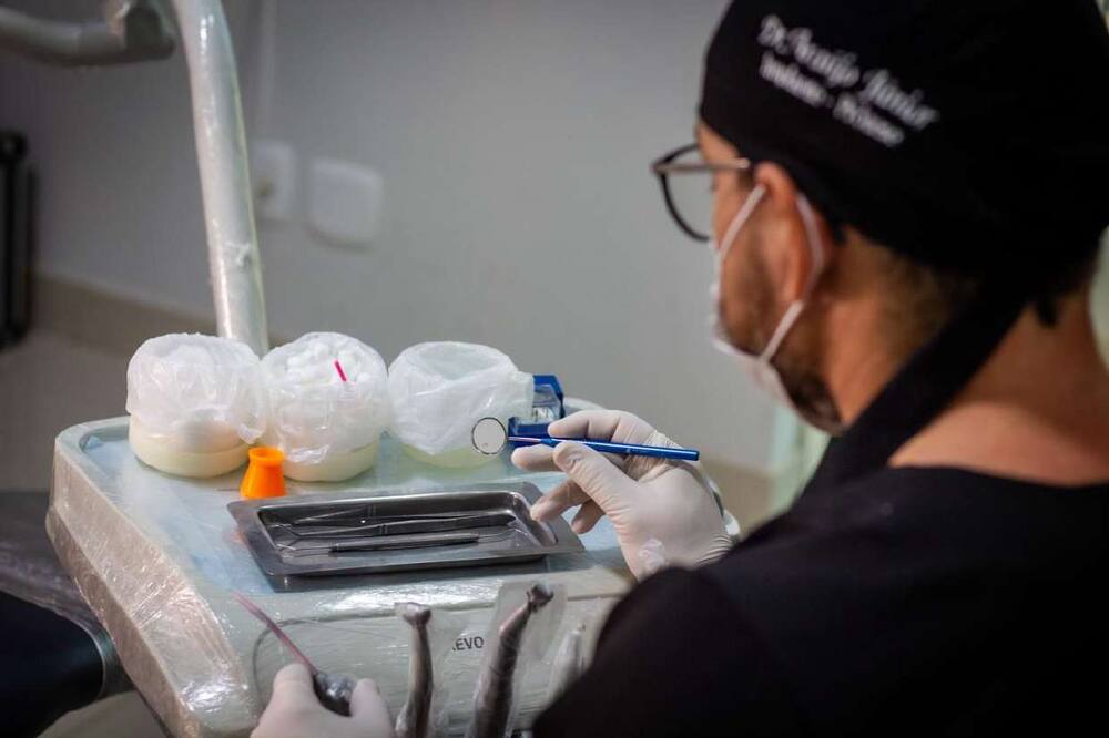 Detalhe de procedimento odontológico em andamento