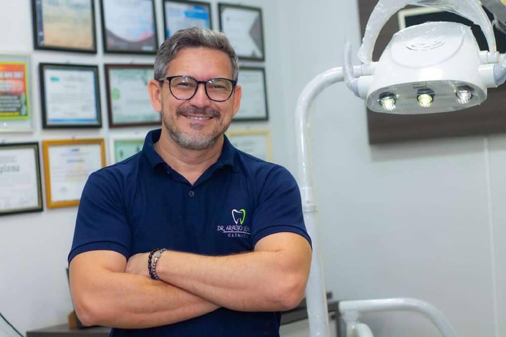 Dr. Araújo Júnior analisando uma radiografia