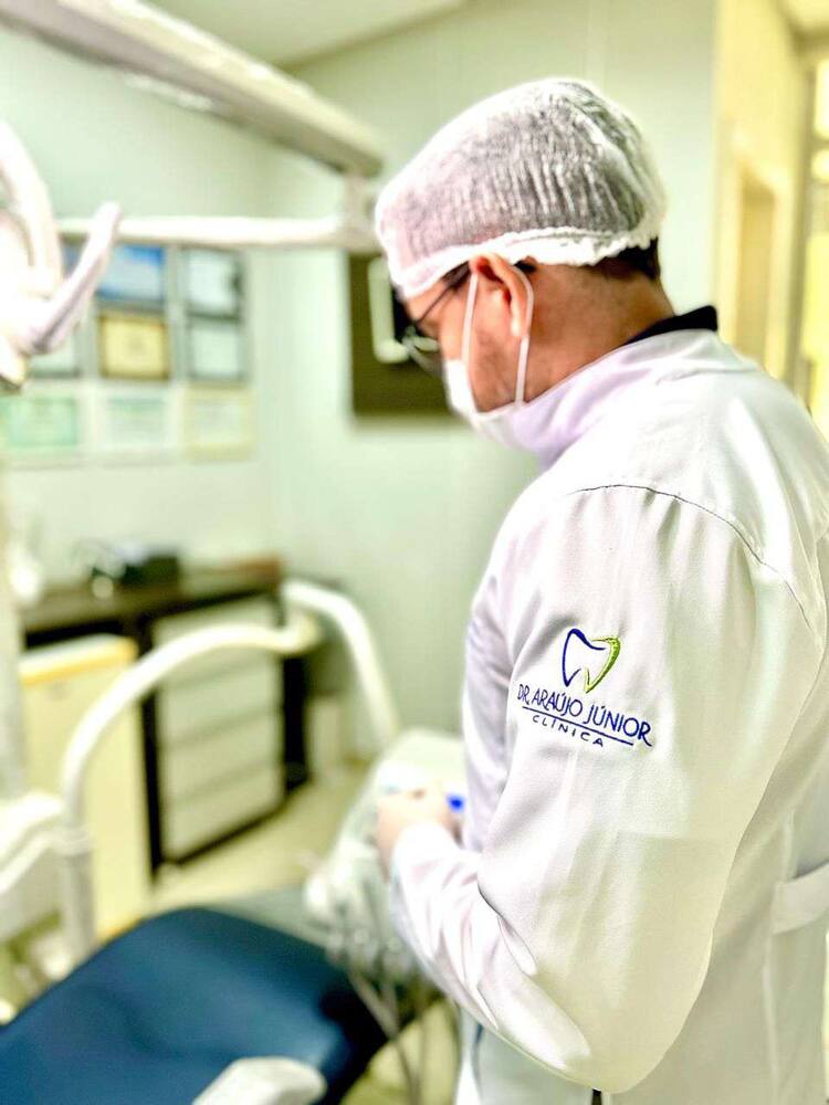 Dr. José Araújo Cruz Junior, cirurgião-dentista, em seu consultório